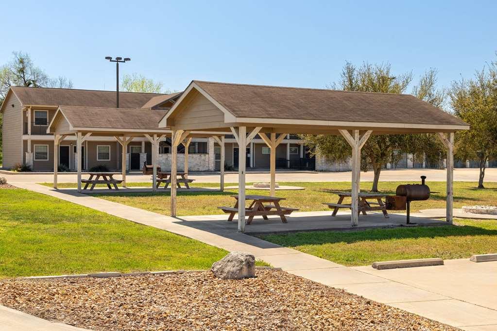 Eagle'S Den Three Rivers Texas A Travelodge By Wyndham Facilities photo