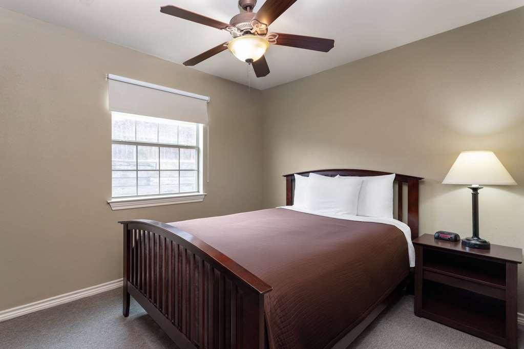 Eagle'S Den Three Rivers Texas A Travelodge By Wyndham Room photo