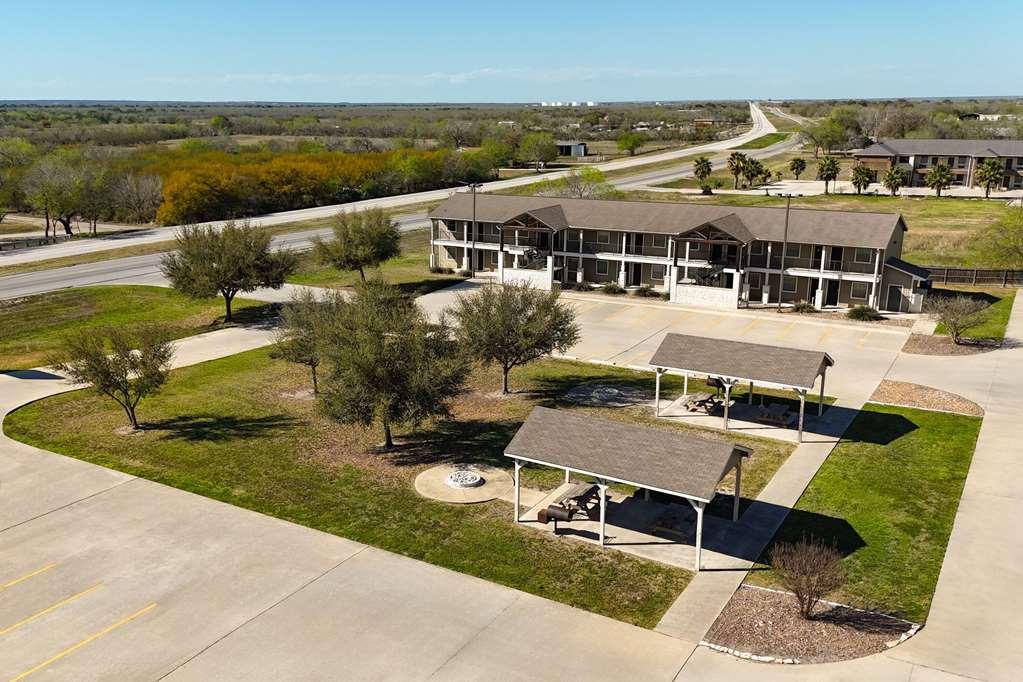 Eagle'S Den Three Rivers Texas A Travelodge By Wyndham Exterior photo